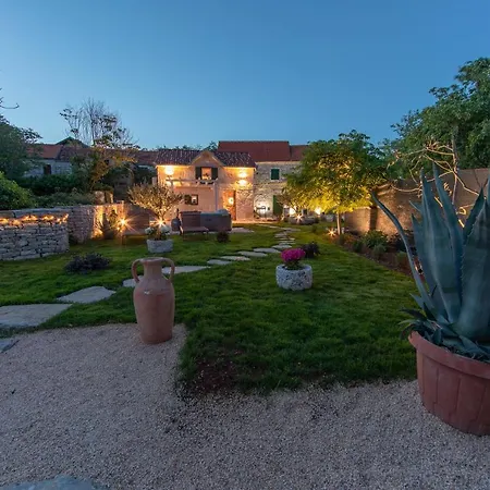 Rustical Olea * إيموتسكي